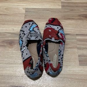Tribal print TOMS